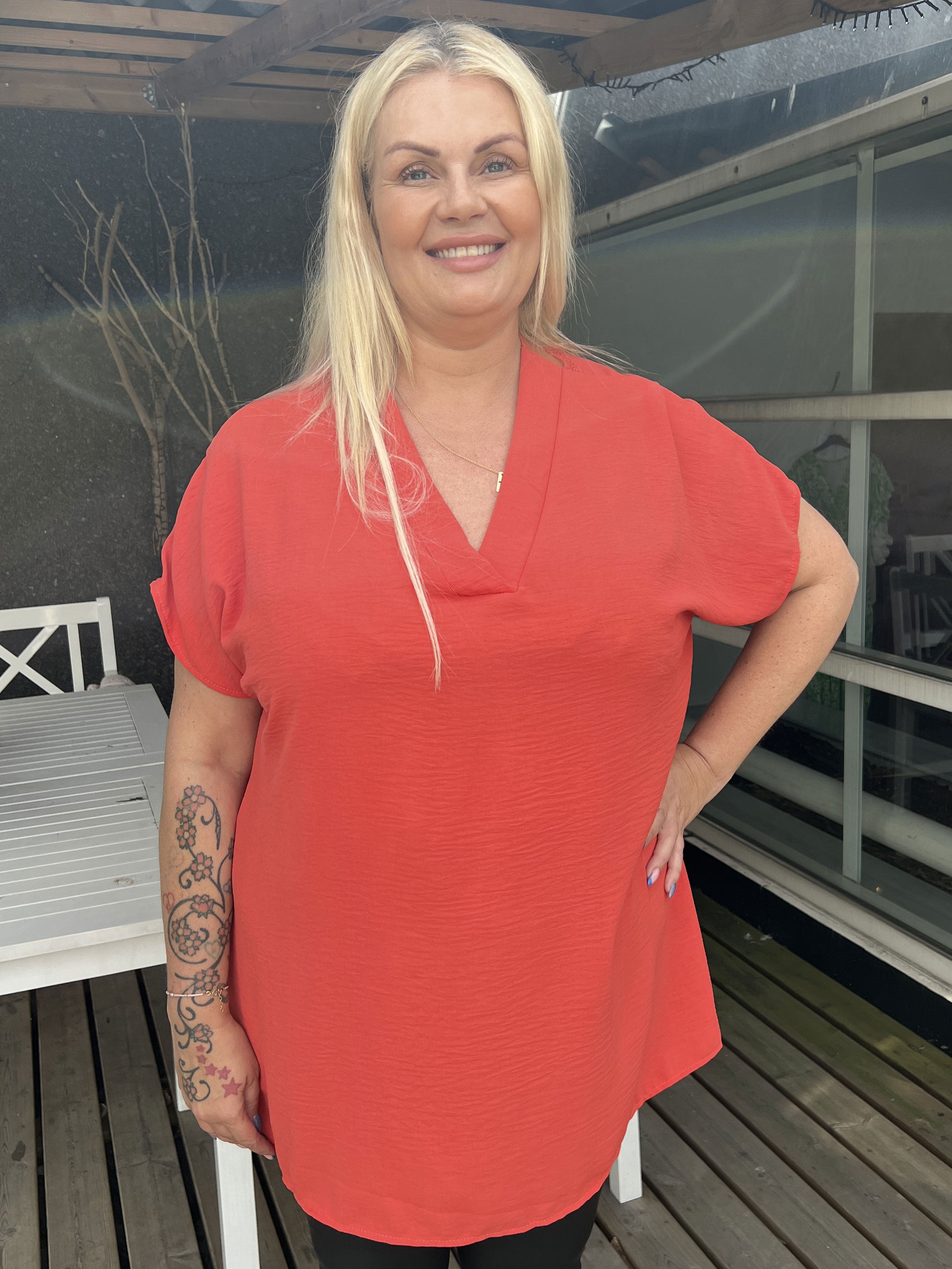 Katrine - Sød plus size tunika med blonde i ryggen